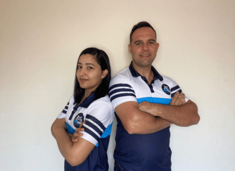 Equipe da Mult Limper: casal de profissionais uniformizados